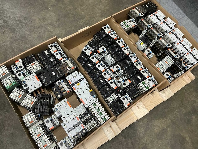 Sprecher+schuh divers schakelmateriaal - afbeelding 1 van  10