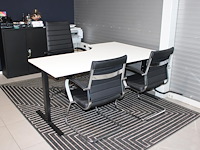 Spreekkamerset bestaande uit in hoogte verstelbaar bureau, bureaustoel met kunstlederen bekleding en twee...