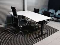 Spreekkamerset bestaande uit in hoogte verstelbaar bureau, bureaustoel met kunstlederen bekleding en twee... - afbeelding 3 van  5