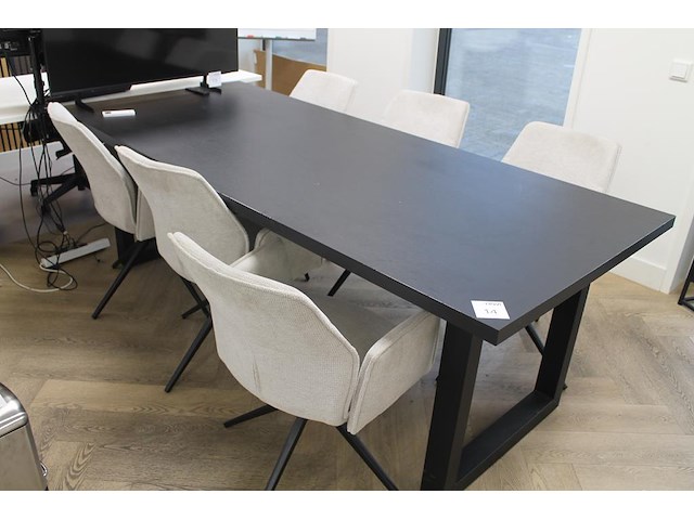 Spreektafel met 6 gestoffeerde draaibare kuipstoelen. tafelafmeting 230 x 100 x 78 cm. - afbeelding 1 van  4