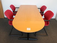 Spreektafel met vier sledestoelen bordeaux gestoffeerd. afmeting tafel 200 x 80 cm. hoogte 74 cm