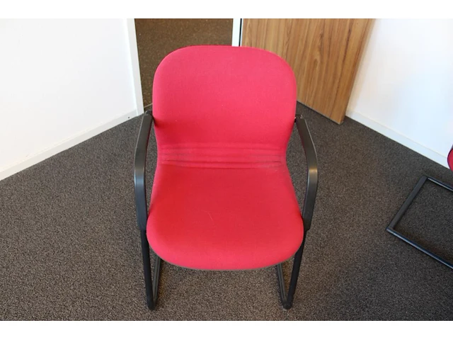 Spreektafel met vier sledestoelen bordeaux gestoffeerd. afmeting tafel 200 x 80 cm. hoogte 74 cm - afbeelding 3 van  4