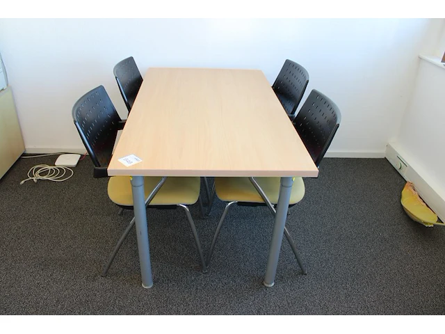 Spreektafel met vier stoelen bum made in italy. afmeting tafel 140 x 80 cm. hoogte 72 cm - afbeelding 1 van  5