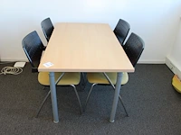 Spreektafel met vier stoelen bum made in italy. afmeting tafel 140 x 80 cm. hoogte 72 cm