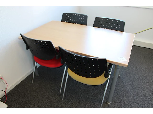 Spreektafel met vier stoelen bum made in italy. afmeting tafel 140 x 80 cm. hoogte 72 cm - afbeelding 2 van  5