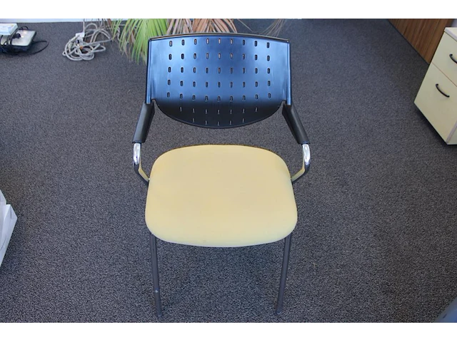 Spreektafel met vier stoelen bum made in italy. afmeting tafel 140 x 80 cm. hoogte 72 cm - afbeelding 3 van  5