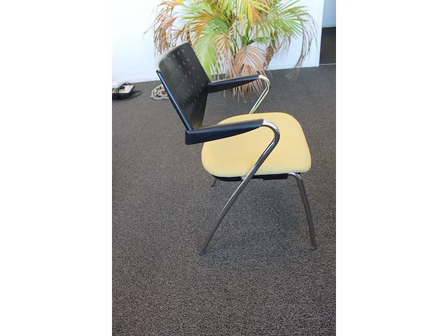 Spreektafel met vier stoelen bum made in italy. afmeting tafel 140 x 80 cm. hoogte 72 cm - afbeelding 4 van  5