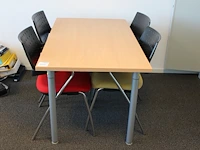 Spreektafel met vier stoelen bum made in italy. afmeting tafel 140 x 80 cm.
