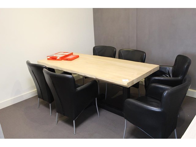 Spreektafel met zes kuipstoelen met kunstlederen bekleding. afmeting tafel 198 x 88 cm. hoogte 76 cm - afbeelding 1 van  5
