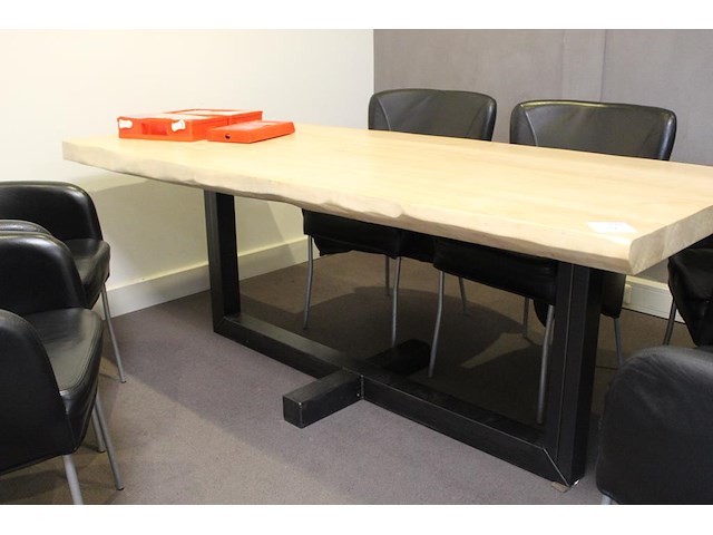 Spreektafel met zes kuipstoelen met kunstlederen bekleding. afmeting tafel 198 x 88 cm. hoogte 76 cm - afbeelding 2 van  5