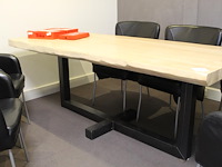 Spreektafel met zes kuipstoelen met kunstlederen bekleding. afmeting tafel 198 x 88 cm. hoogte 76 cm - afbeelding 2 van  5