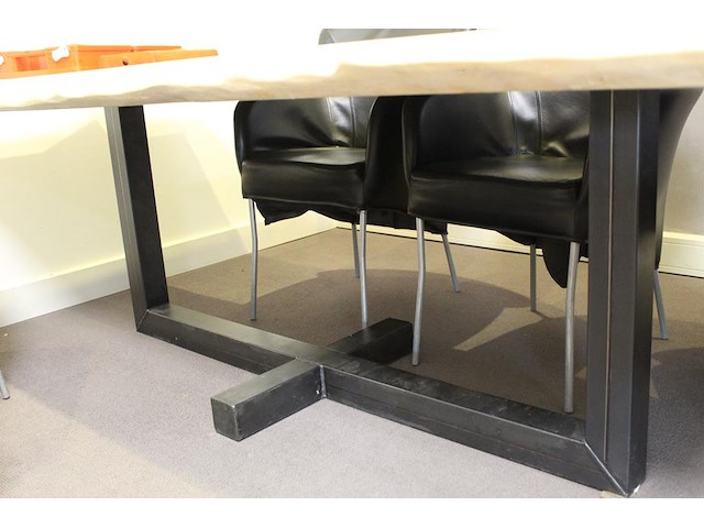 Spreektafel met zes kuipstoelen met kunstlederen bekleding. afmeting tafel 198 x 88 cm. hoogte 76 cm - afbeelding 3 van  5