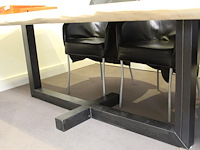 Spreektafel met zes kuipstoelen met kunstlederen bekleding. afmeting tafel 198 x 88 cm. hoogte 76 cm - afbeelding 3 van  5