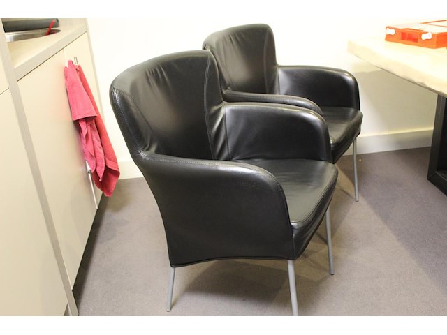 Spreektafel met zes kuipstoelen met kunstlederen bekleding. afmeting tafel 198 x 88 cm. hoogte 76 cm - afbeelding 4 van  5