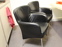 Spreektafel met zes kuipstoelen met kunstlederen bekleding. afmeting tafel 198 x 88 cm. hoogte 76 cm - afbeelding 4 van  5