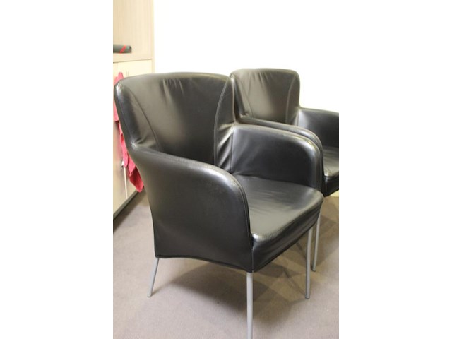 Spreektafel met zes kuipstoelen met kunstlederen bekleding. afmeting tafel 198 x 88 cm. hoogte 76 cm - afbeelding 5 van  5