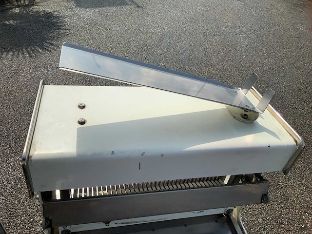 Spronk broodsnijmachine met nieuwe messen - afbeelding 7 van  8