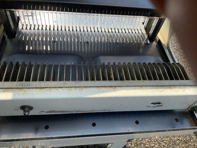 Spronk broodsnijmachine met nieuwe messen - afbeelding 8 van  8