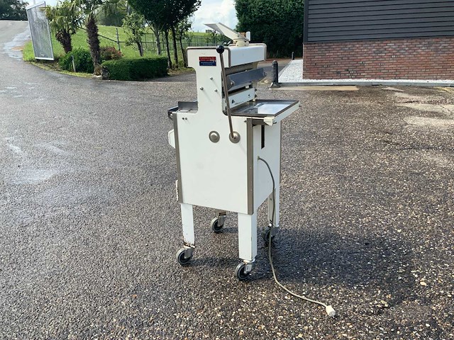 Spronk broodsnijmachine met nieuwe messen - afbeelding 3 van  7