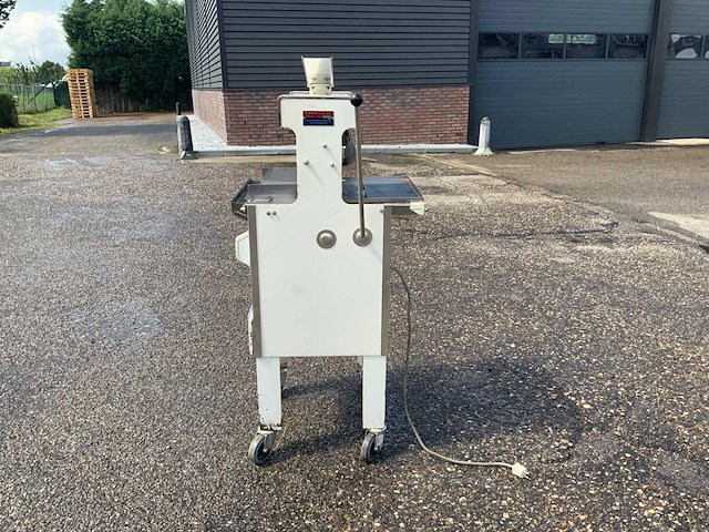 Spronk en zn broodsnijmachine met nieuwe messen - afbeelding 2 van  8