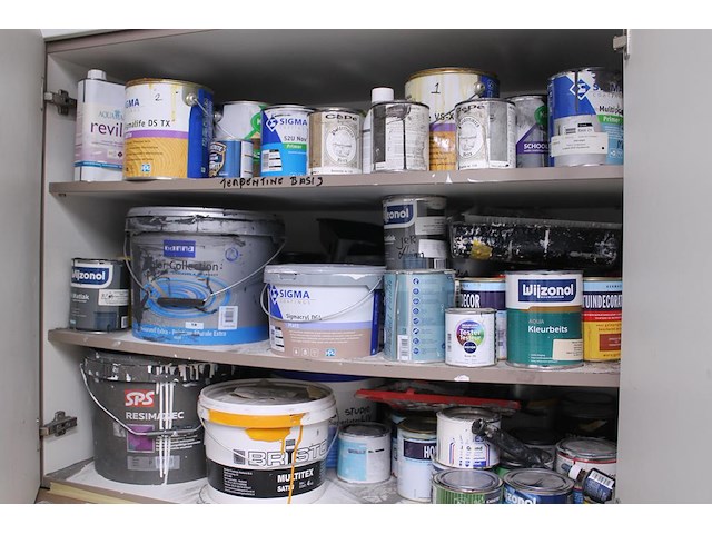 Spuitcabineproducten waaronder twee spuitpistolen, mixing cups, verfproducten, spuitbussen, mixers, handsch... - afbeelding 2 van  14