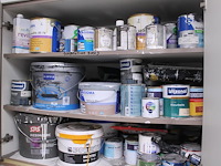 Spuitcabineproducten waaronder twee spuitpistolen, mixing cups, verfproducten, spuitbussen, mixers, handsch... - afbeelding 2 van  14