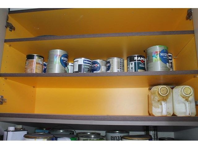 Spuitcabineproducten waaronder twee spuitpistolen, mixing cups, verfproducten, spuitbussen, mixers, handsch... - afbeelding 3 van  14