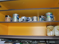 Spuitcabineproducten waaronder twee spuitpistolen, mixing cups, verfproducten, spuitbussen, mixers, handsch... - afbeelding 3 van  14