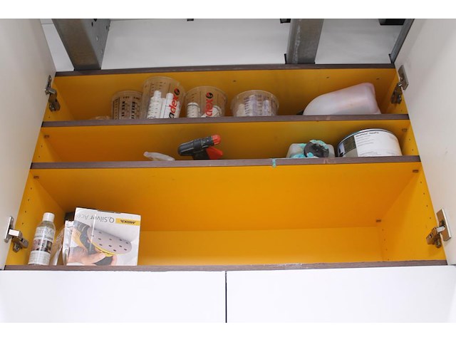 Spuitcabineproducten waaronder twee spuitpistolen, mixing cups, verfproducten, spuitbussen, mixers, handsch... - afbeelding 4 van  14