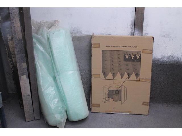 Spuitcabineproducten waaronder twee spuitpistolen, mixing cups, verfproducten, spuitbussen, mixers, handsch... - afbeelding 5 van  14