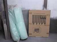 Spuitcabineproducten waaronder twee spuitpistolen, mixing cups, verfproducten, spuitbussen, mixers, handsch... - afbeelding 5 van  14