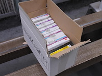 Spuitcabineproducten waaronder twee spuitpistolen, mixing cups, verfproducten, spuitbussen, mixers, handsch... - afbeelding 6 van  14