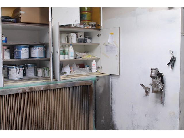 Spuitcabineproducten waaronder twee spuitpistolen, mixing cups, verfproducten, spuitbussen, mixers, handsch... - afbeelding 1 van  14