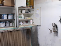 Spuitcabineproducten waaronder twee spuitpistolen, mixing cups, verfproducten, spuitbussen, mixers, handsch...