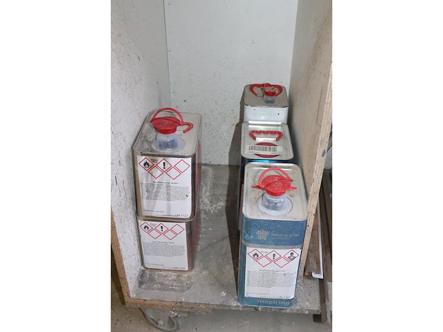 Spuitcabineproducten waaronder twee spuitpistolen, mixing cups, verfproducten, spuitbussen, mixers, handsch... - afbeelding 7 van  14