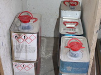 Spuitcabineproducten waaronder twee spuitpistolen, mixing cups, verfproducten, spuitbussen, mixers, handsch... - afbeelding 7 van  14