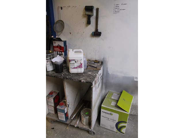 Spuitcabineproducten waaronder twee spuitpistolen, mixing cups, verfproducten, spuitbussen, mixers, handsch... - afbeelding 8 van  14