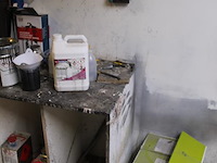 Spuitcabineproducten waaronder twee spuitpistolen, mixing cups, verfproducten, spuitbussen, mixers, handsch... - afbeelding 8 van  14