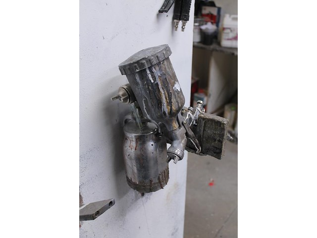 Spuitcabineproducten waaronder twee spuitpistolen, mixing cups, verfproducten, spuitbussen, mixers, handsch... - afbeelding 9 van  14