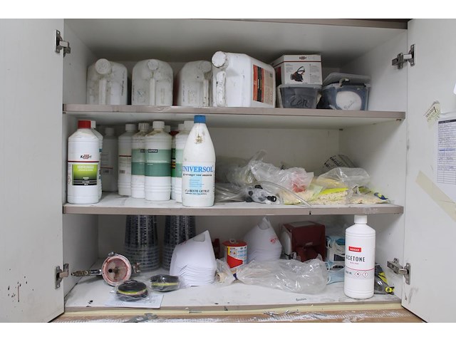 Spuitcabineproducten waaronder twee spuitpistolen, mixing cups, verfproducten, spuitbussen, mixers, handsch... - afbeelding 10 van  14