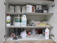 Spuitcabineproducten waaronder twee spuitpistolen, mixing cups, verfproducten, spuitbussen, mixers, handsch... - afbeelding 10 van  14