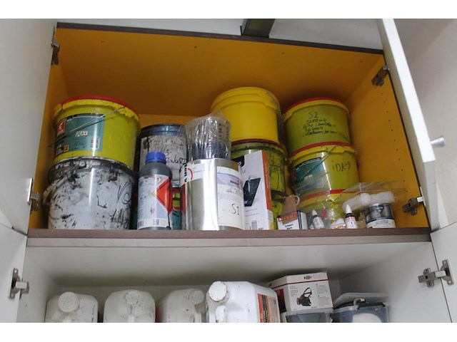 Spuitcabineproducten waaronder twee spuitpistolen, mixing cups, verfproducten, spuitbussen, mixers, handsch... - afbeelding 11 van  14