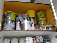 Spuitcabineproducten waaronder twee spuitpistolen, mixing cups, verfproducten, spuitbussen, mixers, handsch... - afbeelding 11 van  14