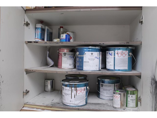 Spuitcabineproducten waaronder twee spuitpistolen, mixing cups, verfproducten, spuitbussen, mixers, handsch... - afbeelding 12 van  14