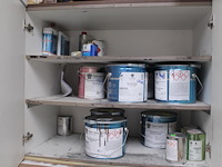 Spuitcabineproducten waaronder twee spuitpistolen, mixing cups, verfproducten, spuitbussen, mixers, handsch... - afbeelding 12 van  14