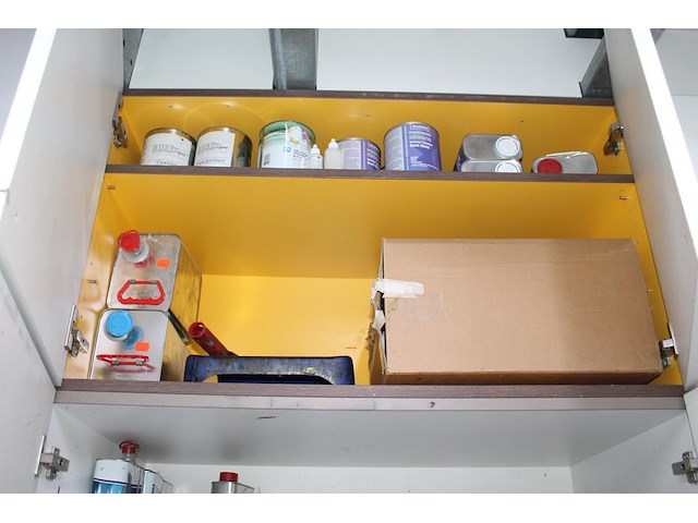 Spuitcabineproducten waaronder twee spuitpistolen, mixing cups, verfproducten, spuitbussen, mixers, handsch... - afbeelding 13 van  14