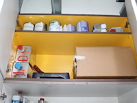 Spuitcabineproducten waaronder twee spuitpistolen, mixing cups, verfproducten, spuitbussen, mixers, handsch... - afbeelding 13 van  14