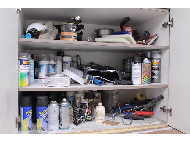 Spuitcabineproducten waaronder twee spuitpistolen, mixing cups, verfproducten, spuitbussen, mixers, handsch... - afbeelding 14 van  14