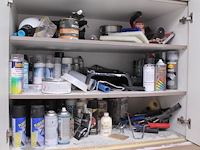 Spuitcabineproducten waaronder twee spuitpistolen, mixing cups, verfproducten, spuitbussen, mixers, handsch... - afbeelding 14 van  14