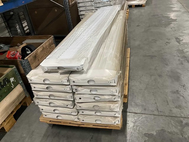 Srg eb9 / type 11 / 4 connections/ naked all in radiator (20x) - afbeelding 1 van  1